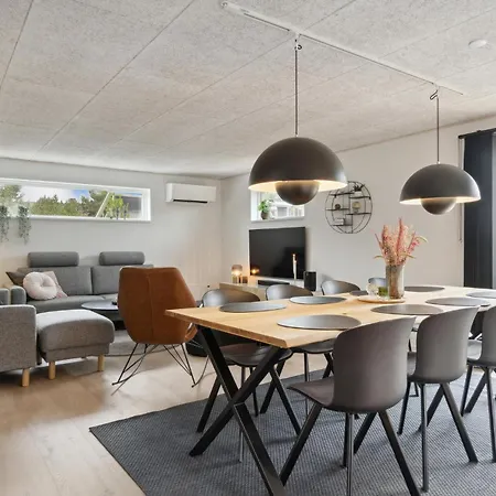 4 Bedroom Beautiful In Feriehus Blåvand