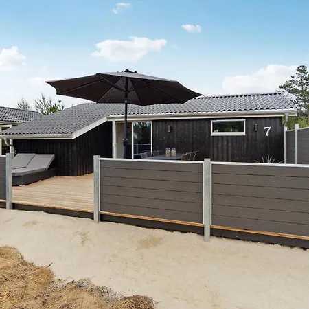 4 Bedroom Beautiful In Feriehus Blåvand